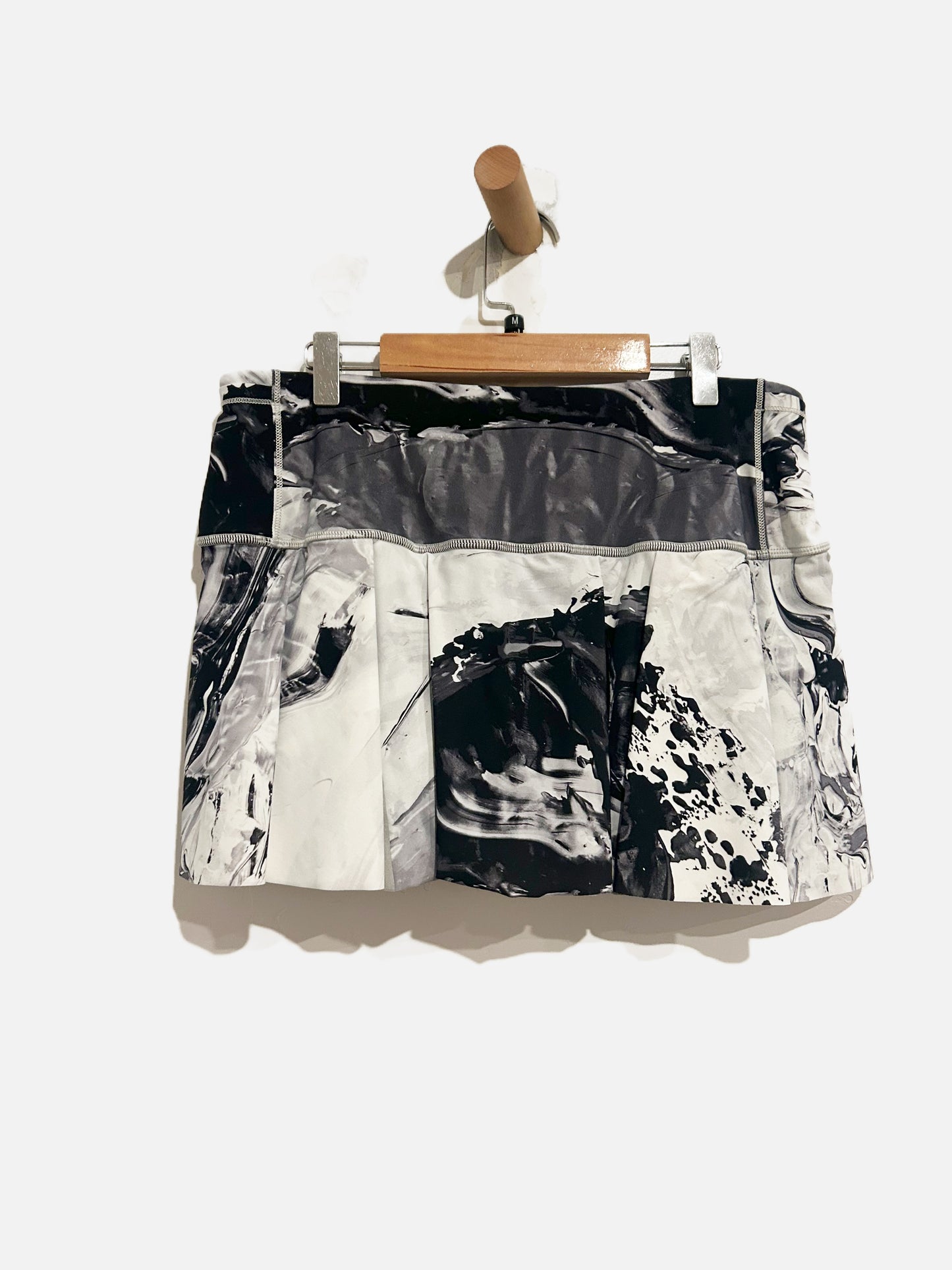 Lululemon Hit Your Stride Skirt in Biggie Pigment Wave White Black - 8