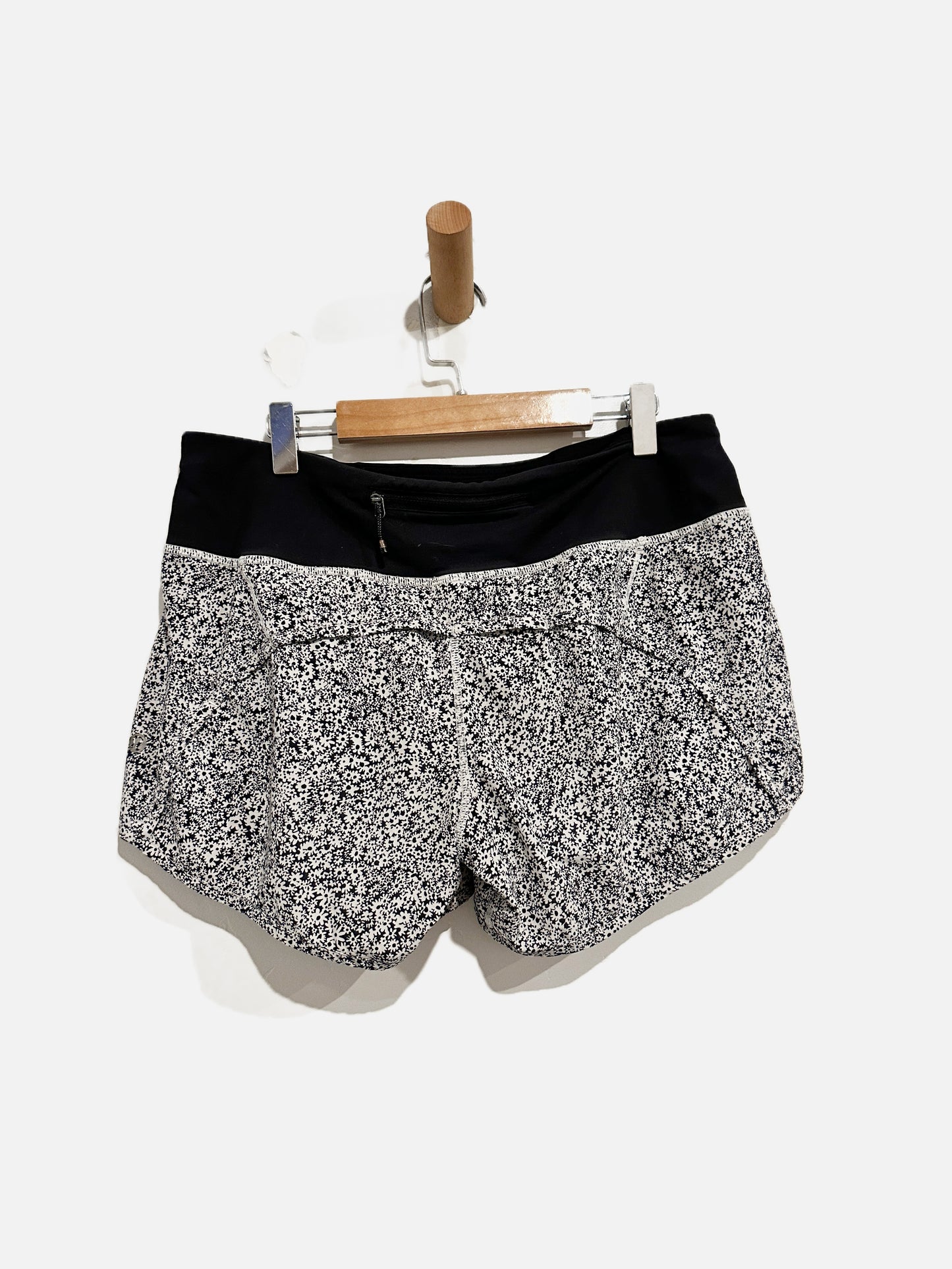 Lululemon Run Times Short (4-way
Stretch 4") in Ditsy Daisy White Black / Black - 6