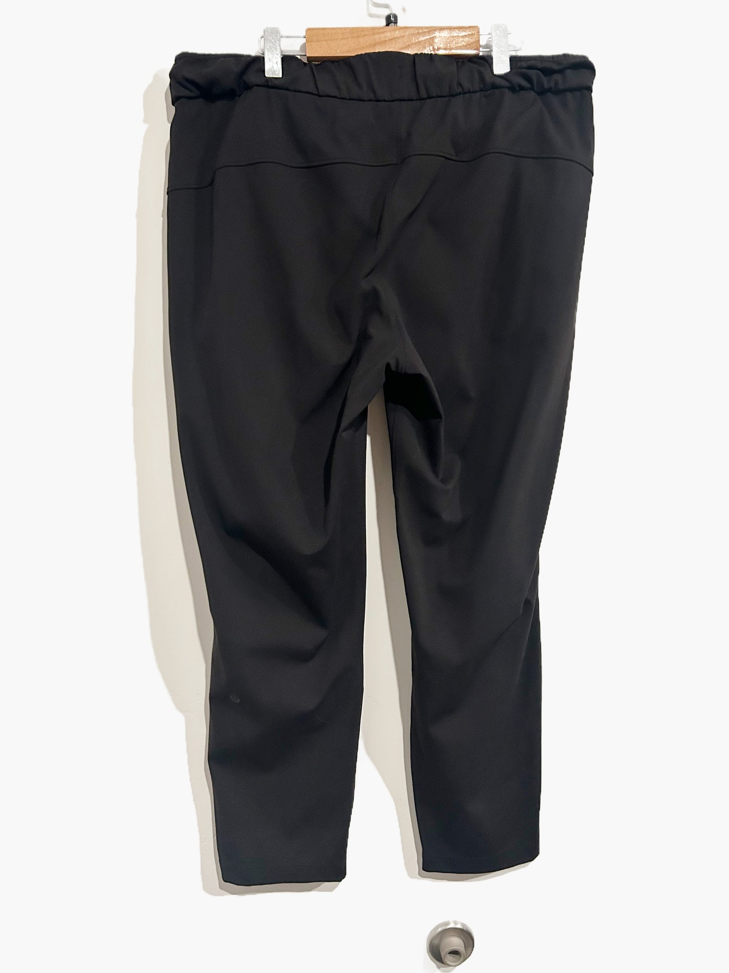 Lululemon On The Fly Pant 28" in Black - 10