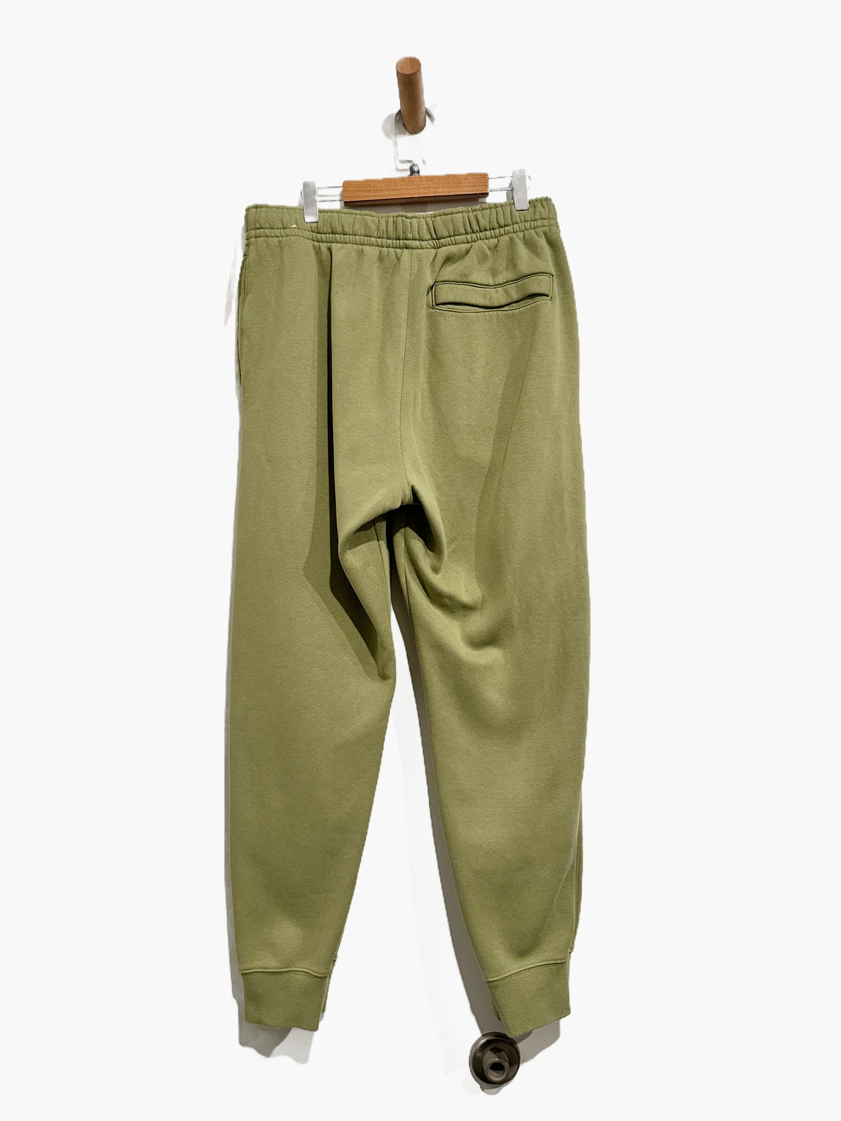 Nike Club Fleece Joggers in Alligator/White - Medium