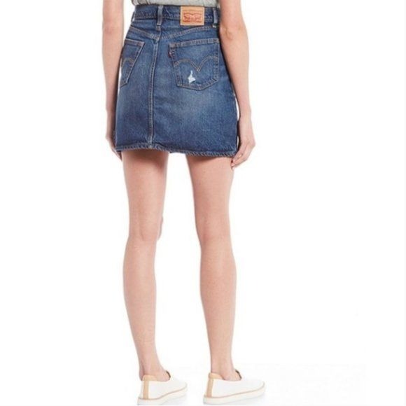 Levi's NWT Deconstructed Skirt in Medium Wash Size 27