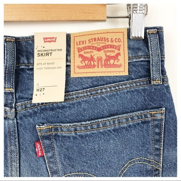 Levi's NWT Deconstructed Skirt in Medium Wash Size 27