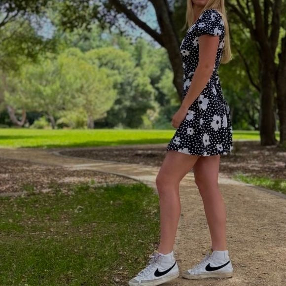 $$ Urban Outfitters Jocelyn Black Floral Wrap Dress Size Small