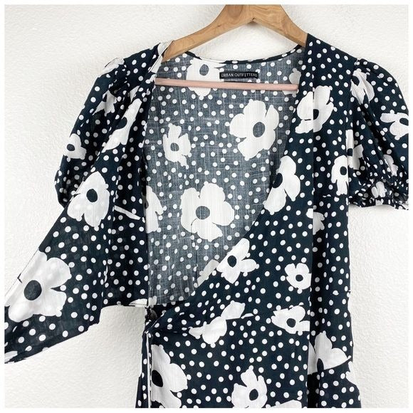 $$ Urban Outfitters Jocelyn Black Floral Wrap Dress Size Small