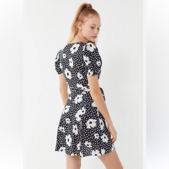 $$ Urban Outfitters Jocelyn Black Floral Wrap Dress Size Small
