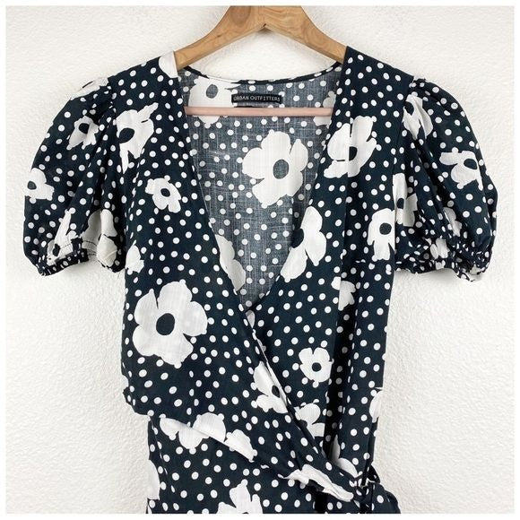 $$ Urban Outfitters Jocelyn Black Floral Wrap Dress Size Small