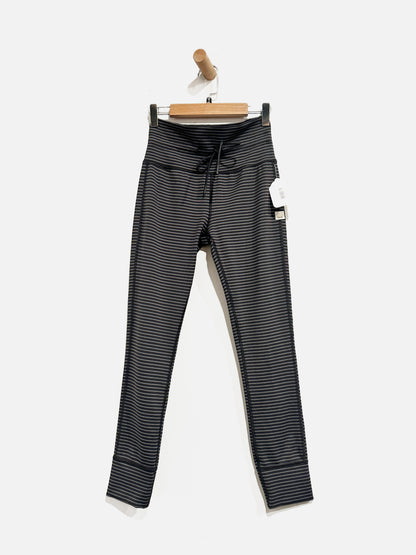 Vuori Daily Leggings in Ink Stripe Stripe - Small