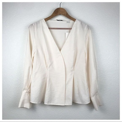 Vince. Fitted Shaped Sleeve V-Neck Blouse in Cream Size XS