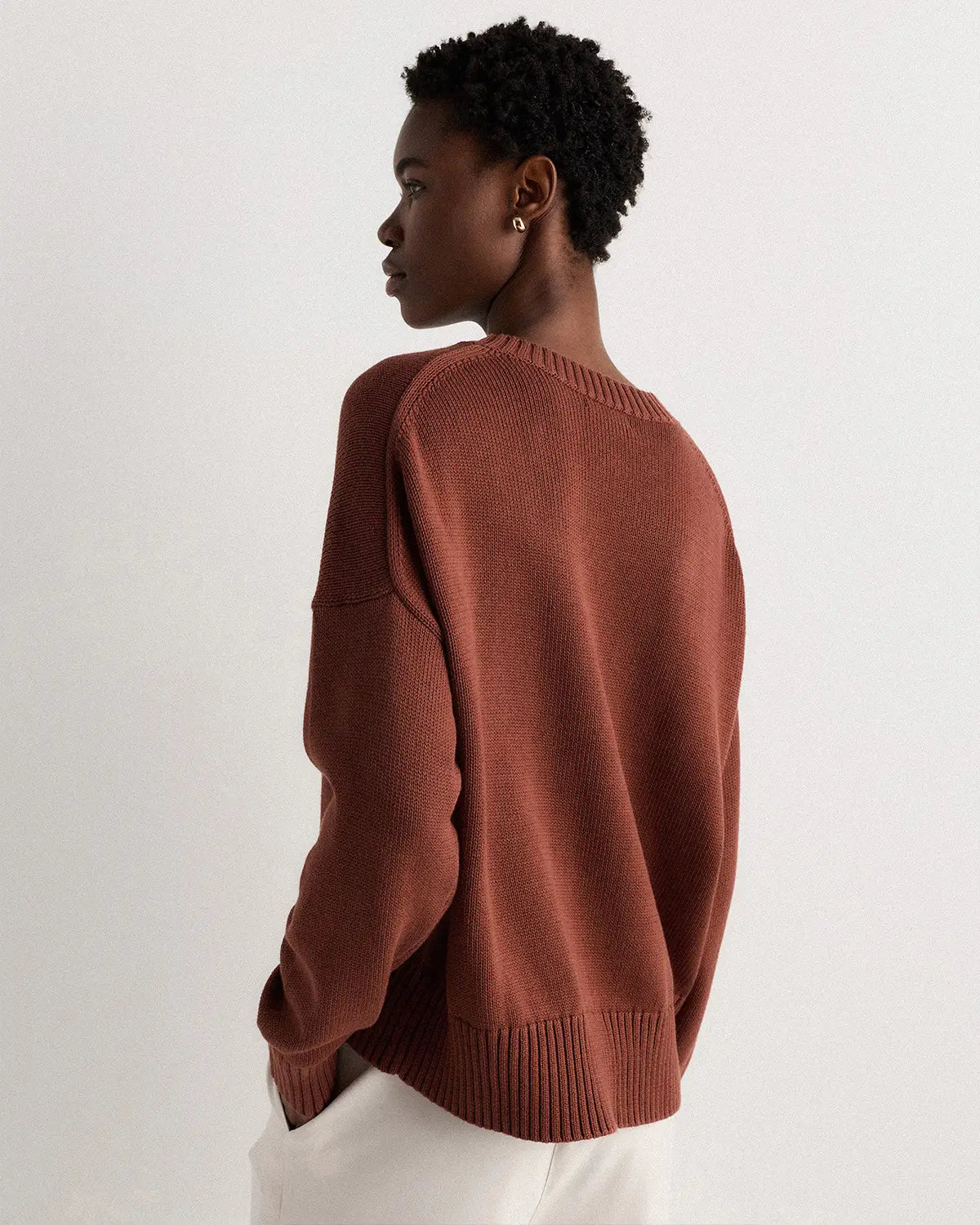 Quince Boyfriend Crew Sweater in Redwood Brown - Medium