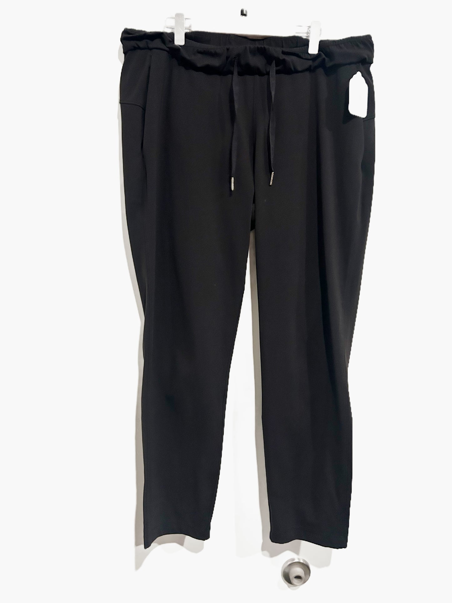 Lululemon On The Fly Pant 28" in Black - 10