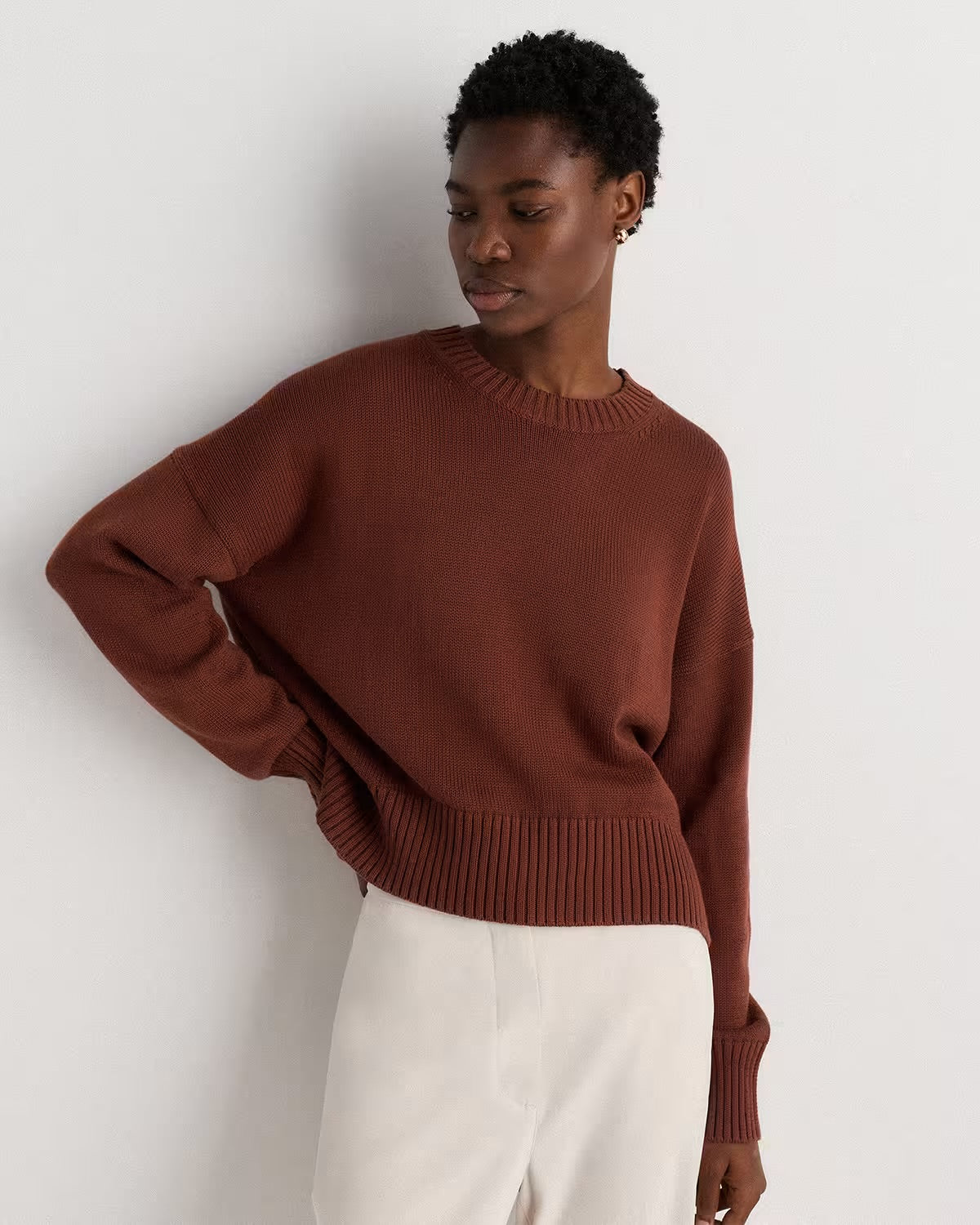 Quince Boyfriend Crew Sweater in Redwood Brown - Medium