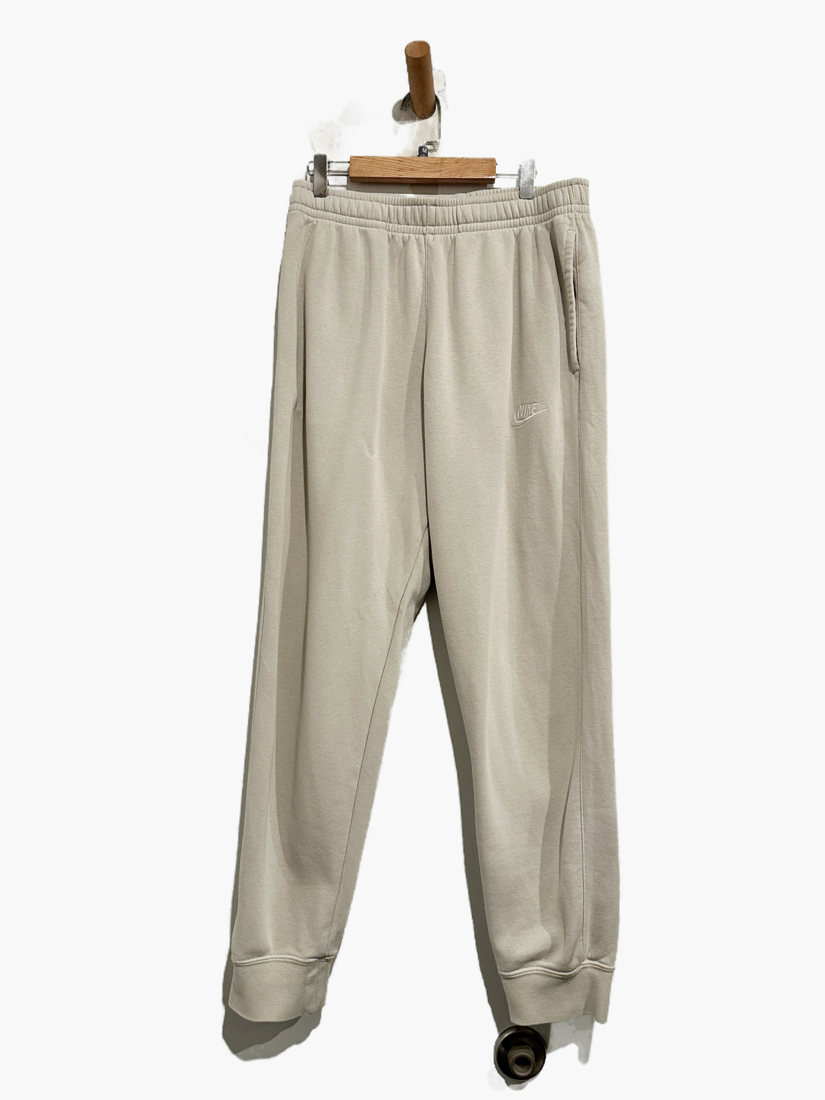 Nike Club Fleece Joggers in Light Bone/White - Medium