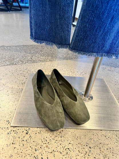 NWB Jeffrey Cambell Olive Suede Flats - 10
