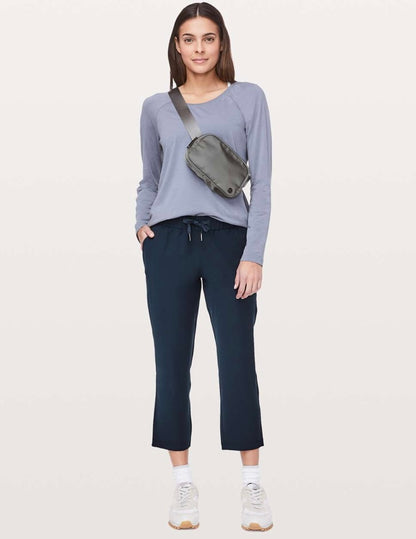 Lululemon On The Fly Crop *Woven 23"
In True Navy - 4