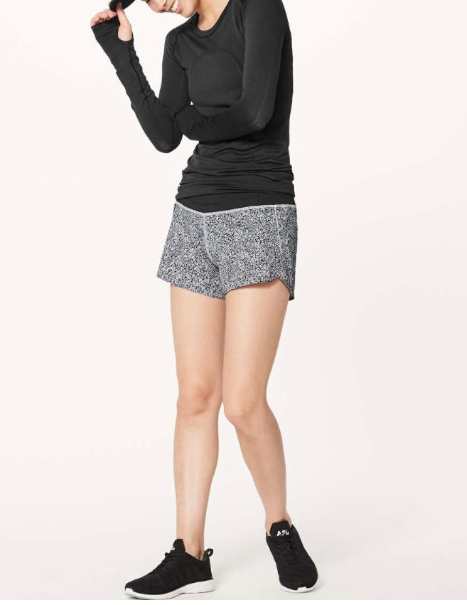 Lululemon Run Times Short (4-way
Stretch 4") in Ditsy Daisy White Black / Black - 6