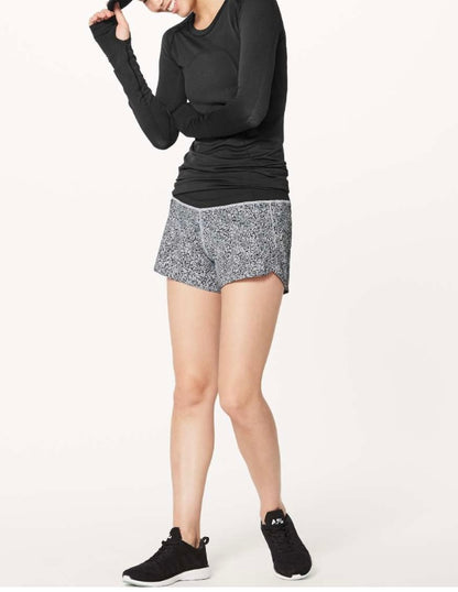Lululemon Run Times Short (4-way
Stretch 4") in Ditsy Daisy White Black / Black - 6