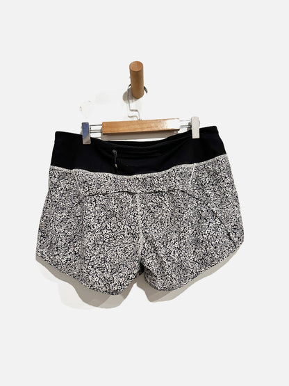 Lululemon Run Times Short (4-way
Stretch 4") in Ditsy Daisy White Black / Black - 6