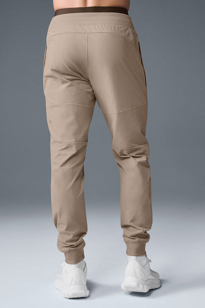 alo Men’s Co-Op Pant in Gravel - Medium