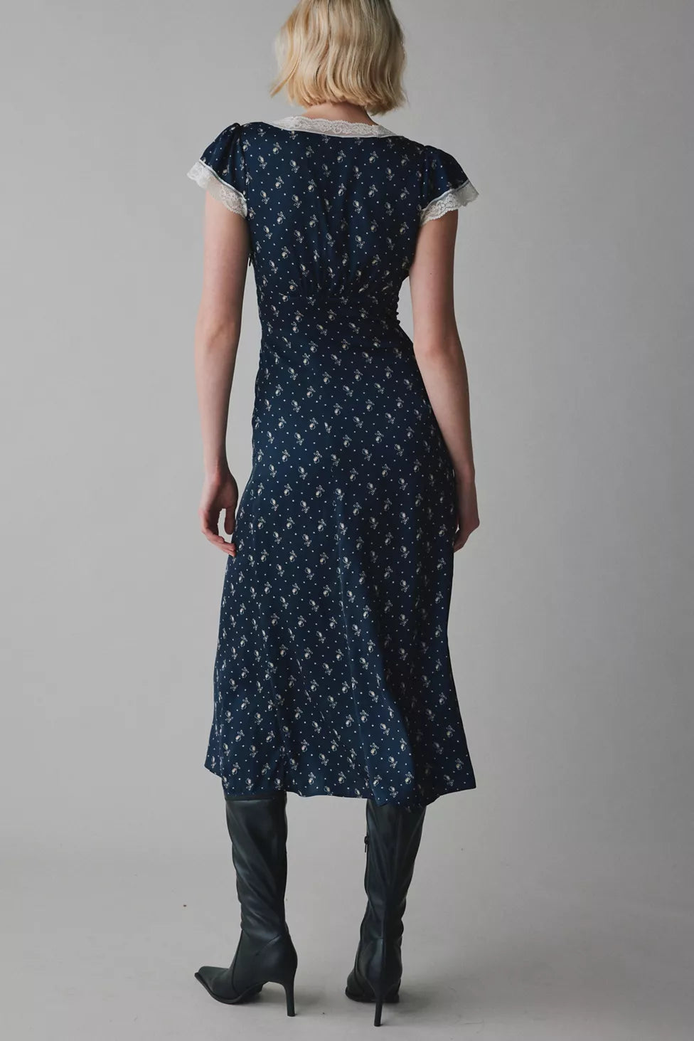 Kimchi Blue Faye Lace Trim Button-Down Midi Dress in Navy - Small
