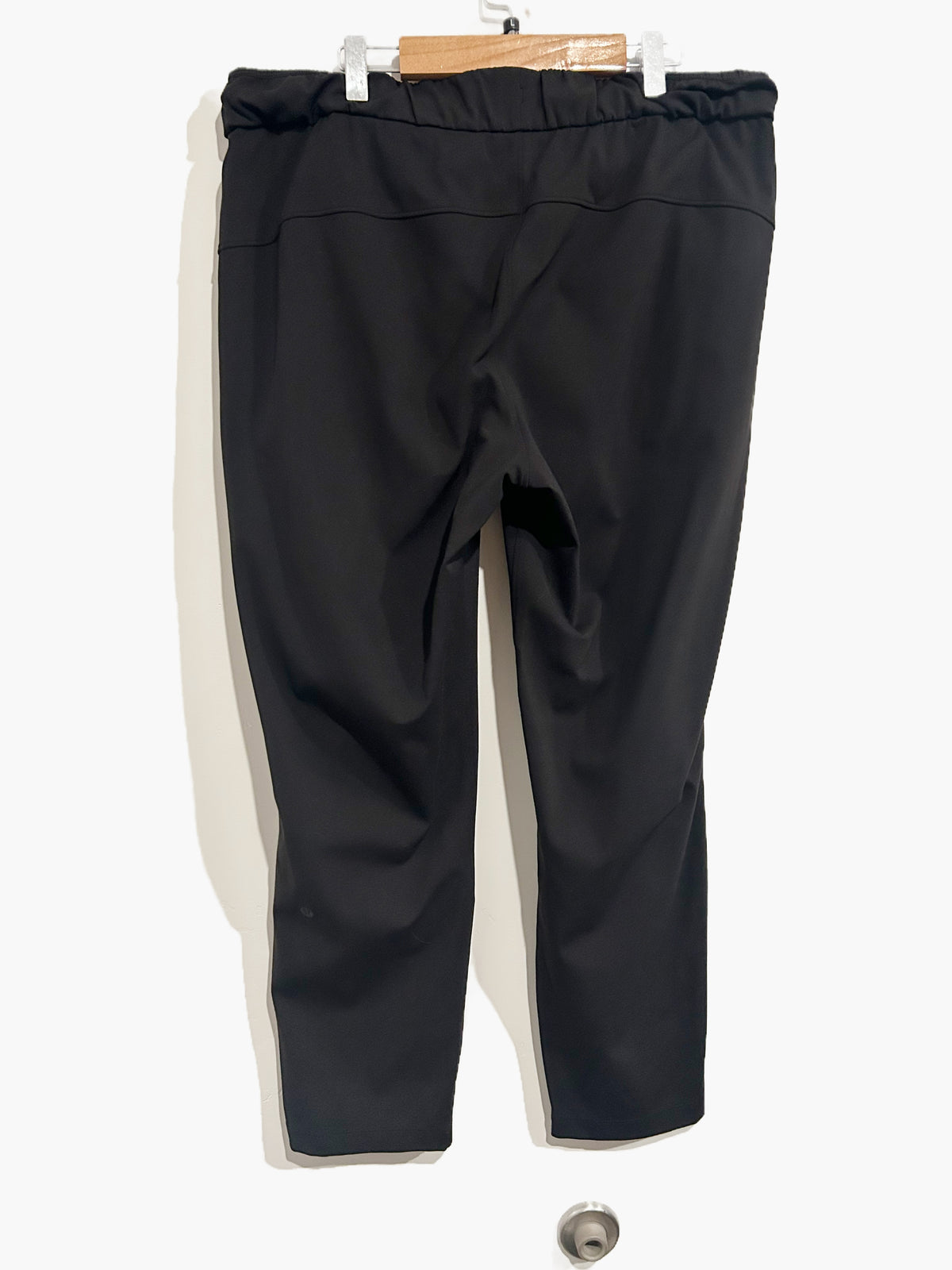 Lululemon On The Fly Pant 28" in Black - 10