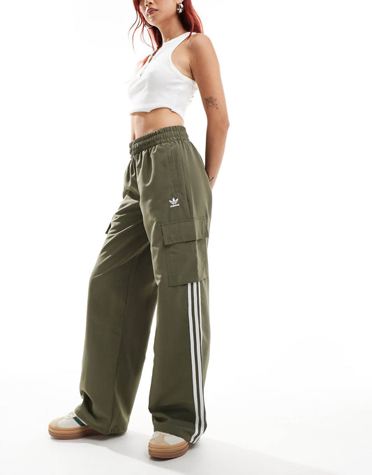 Adidas Adicolor 3-Stripes Cargo Pants in Green - Small