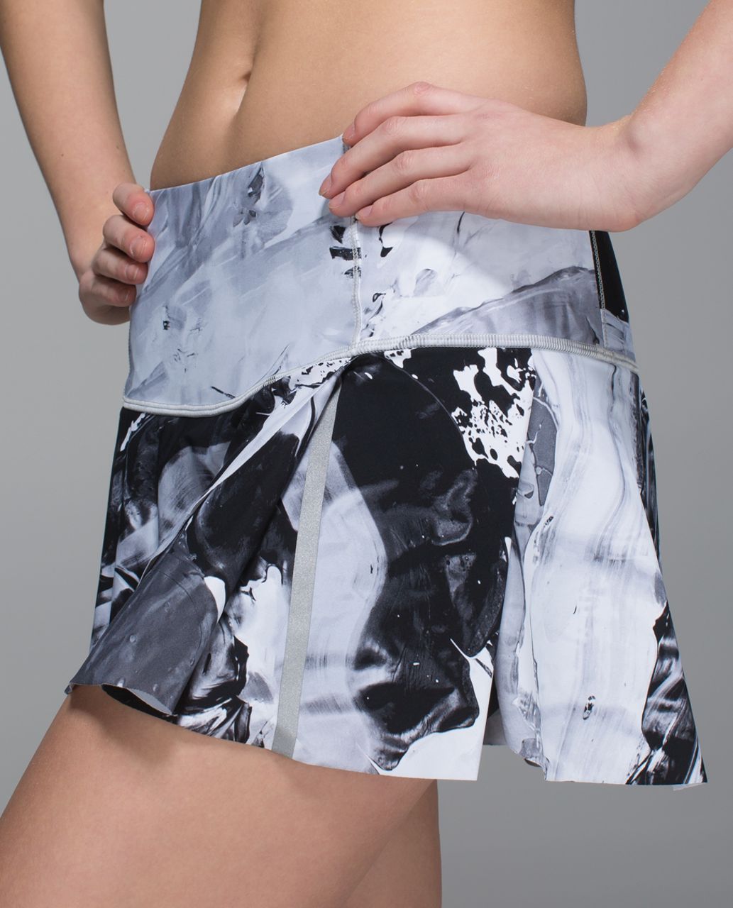 Lululemon Hit Your Stride Skirt in Biggie Pigment Wave White Black - 8