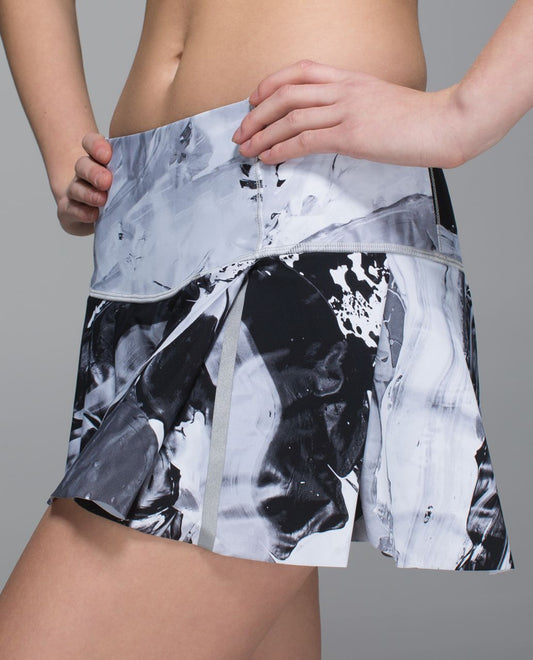 Lululemon Hit Your Stride Skirt in Biggie Pigment Wave White Black - 8