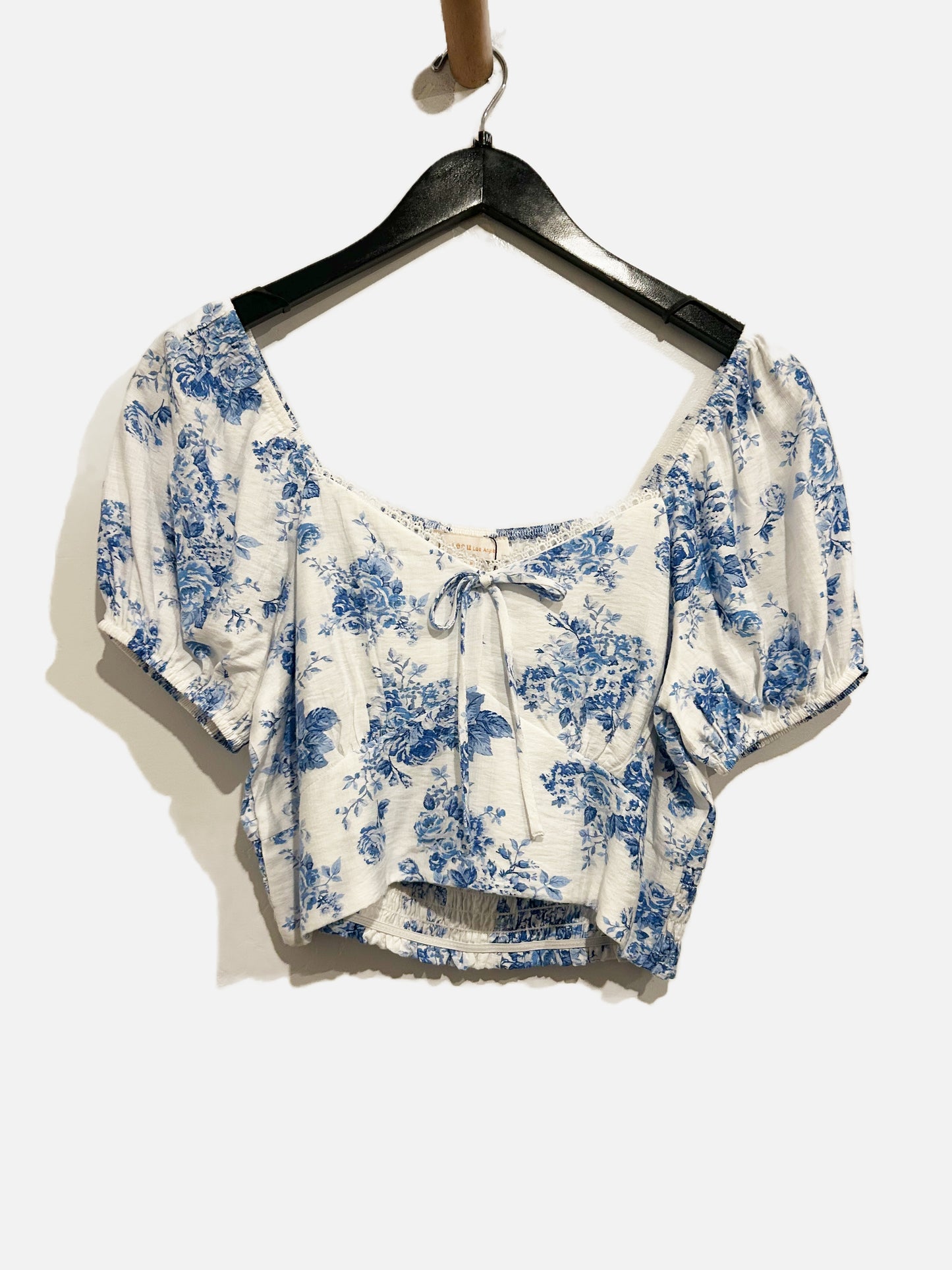 Monteau Los Angeles White and Blue Floral Crop Top - Medium
