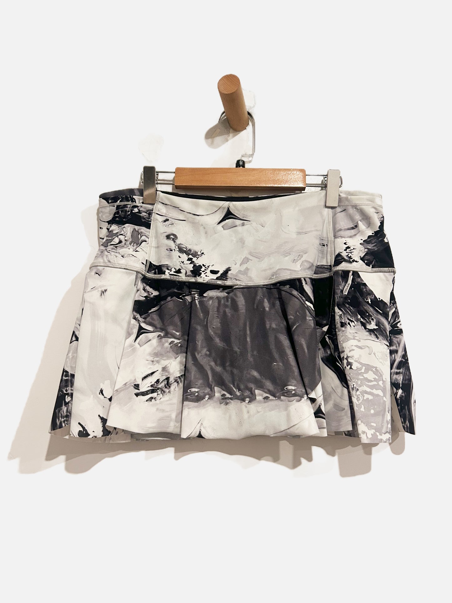 Lululemon Hit Your Stride Skirt in Biggie Pigment Wave White Black - 8