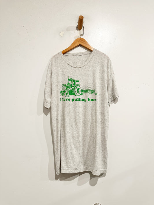 I love pulling hoes Gray Tshirt - Large