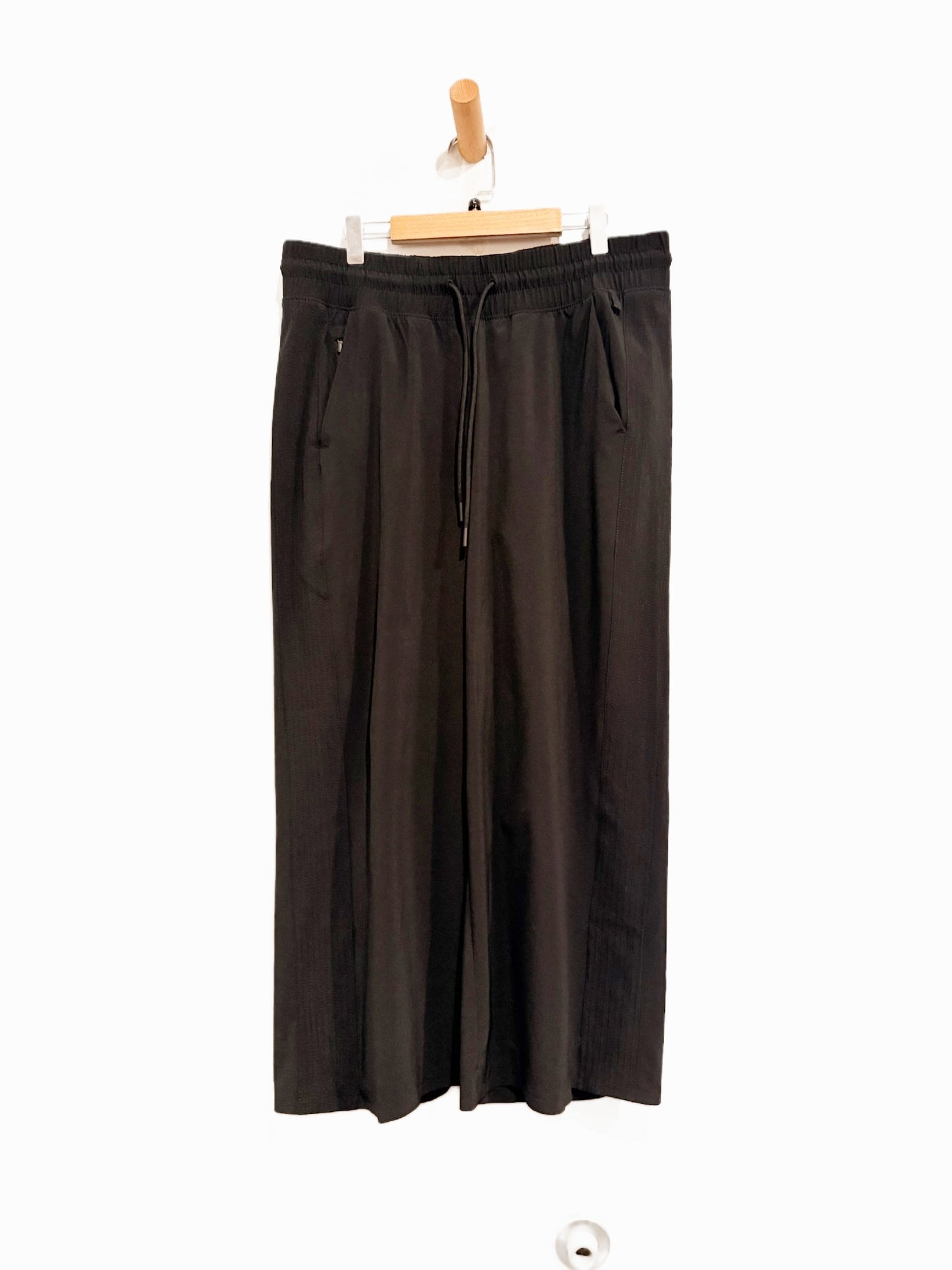 Athleta Avenue Wide Leg Crop Pant in Black - 10P