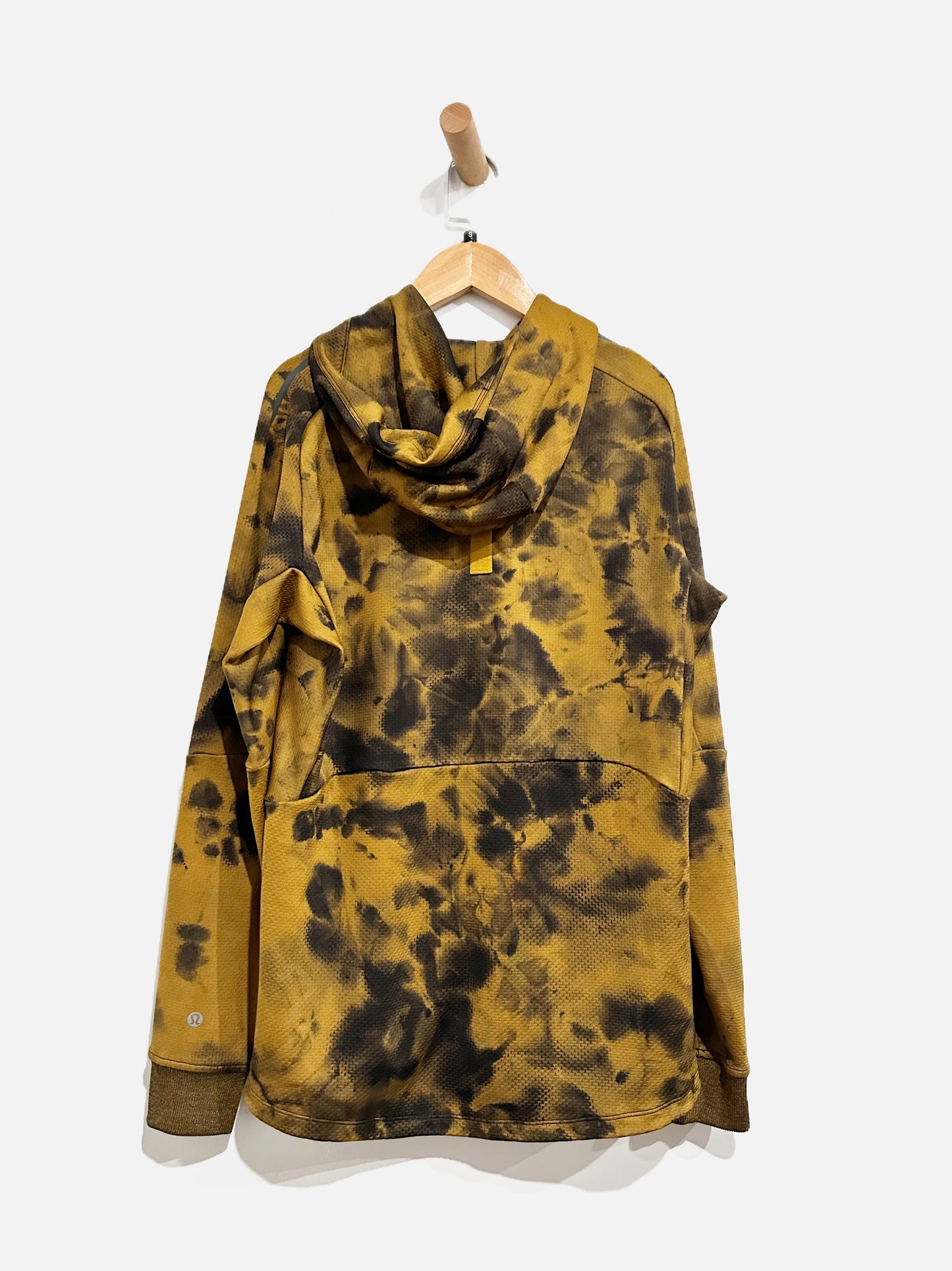 Lululemon Textured Tech Hoodie
Diamond Dye Gold Spice Black - Small