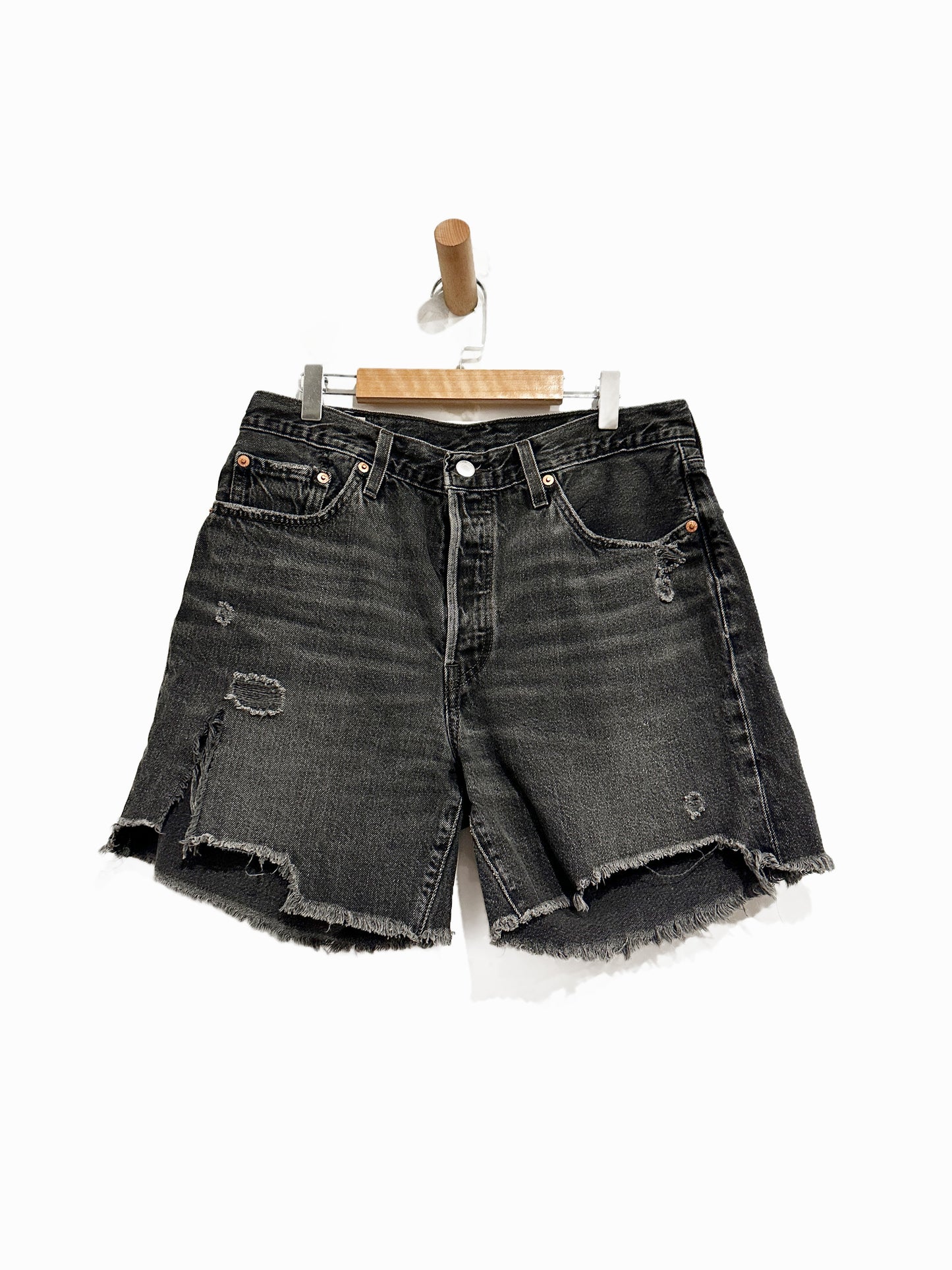 Levi’s 501 Mid Thigh Short in Black - 29