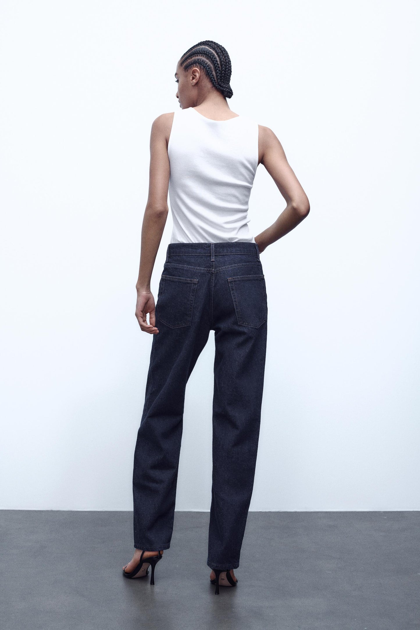 Zara Dark Wash Relaxed Fit Jeans - 6