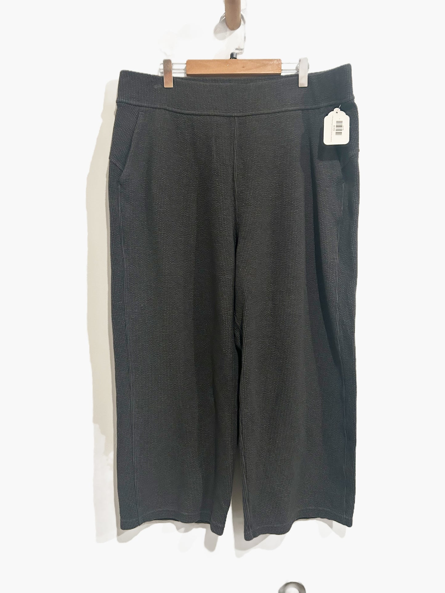 Lululemon Ribbed Straight Leg Super-High-Rise Crop 23" in Heathered Black - 14