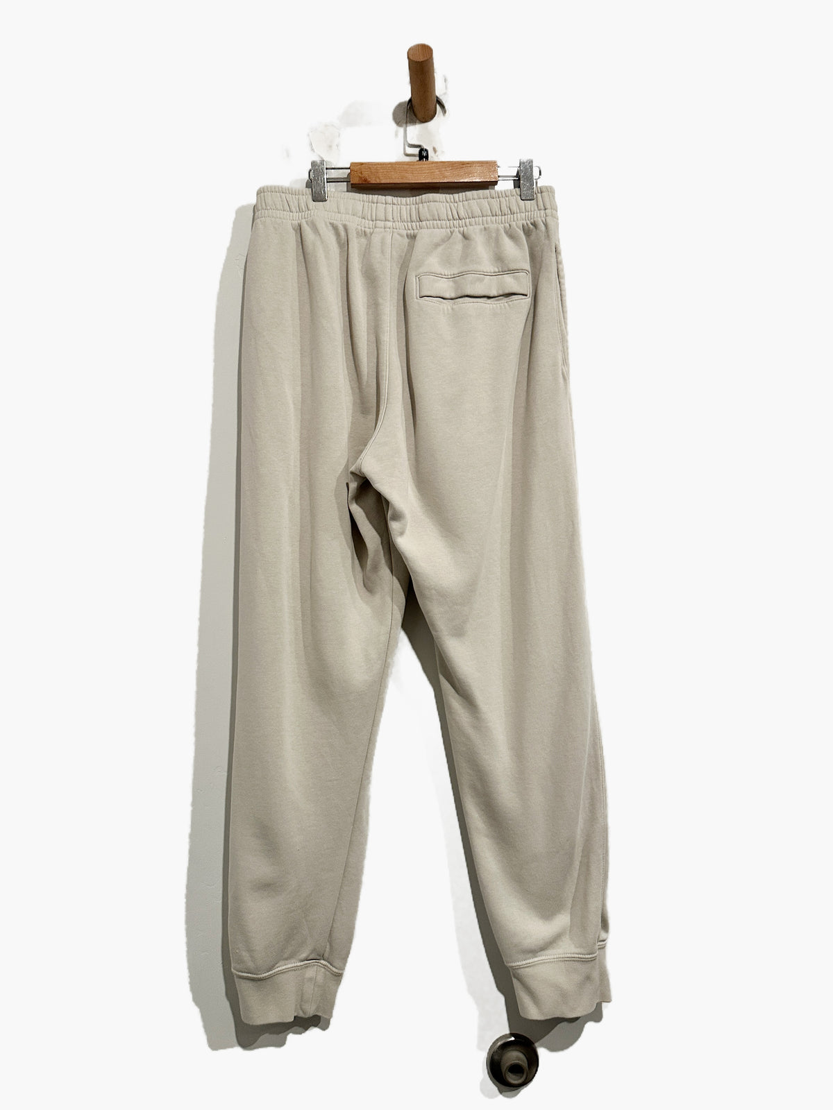 Nike Club Fleece Joggers in Light Bone/White - Medium