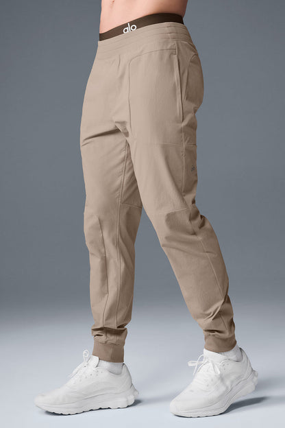 alo Men’s Co-Op Pant in Gravel - Medium