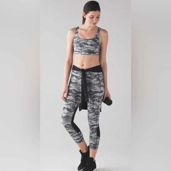 Lululemon Pace Rival Capris Size 6 Power Luxtreme Hazy Days Black White / Black