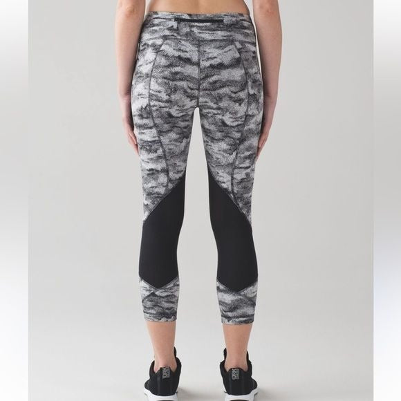 Lululemon Pace Rival Capris Size 6 Power Luxtreme Hazy Days Black White / Black