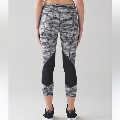 Lululemon Pace Rival Capris Size 6 Power Luxtreme Hazy Days Black White / Black