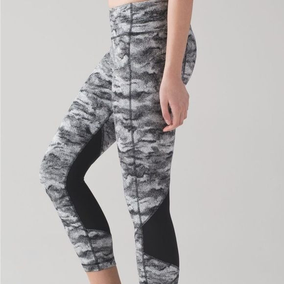 Lululemon Pace Rival Capris Size 6 Power Luxtreme Hazy Days Black White / Black