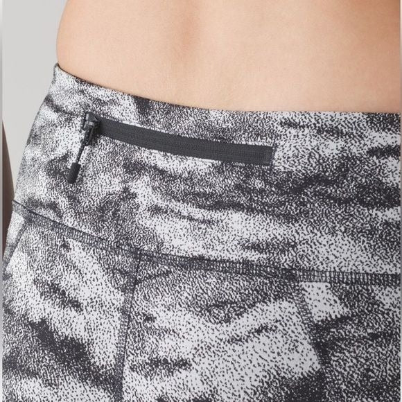 Lululemon Pace Rival Capris Size 6 Power Luxtreme Hazy Days Black White / Black