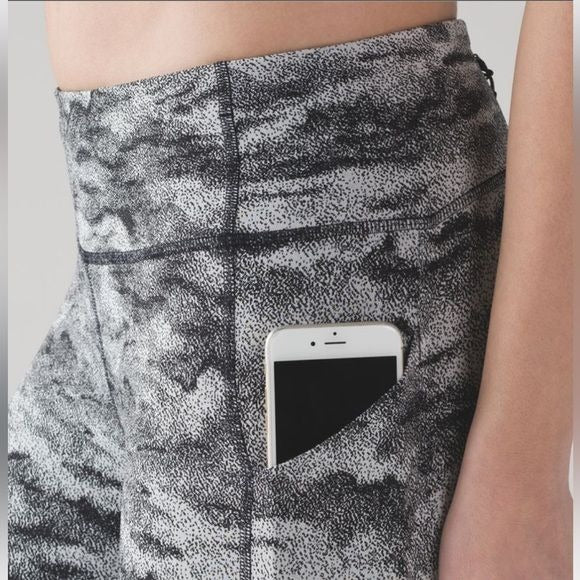 Lululemon Pace Rival Capris Size 6 Power Luxtreme Hazy Days Black White / Black