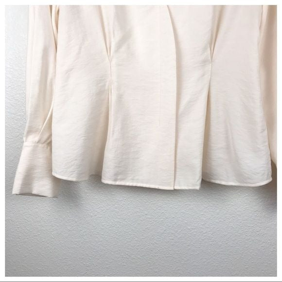 Vince. Fitted Shaped Sleeve V-Neck Blouse in Cream Size XS