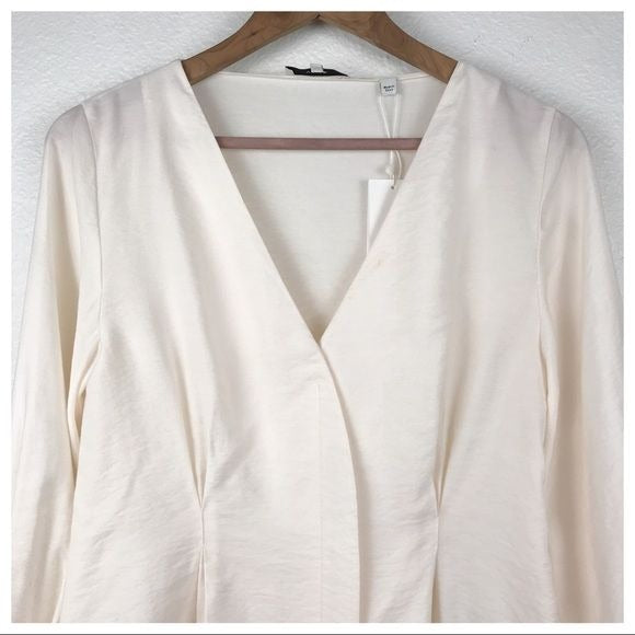 Vince. Fitted Shaped Sleeve V-Neck Blouse in Cream Size XS