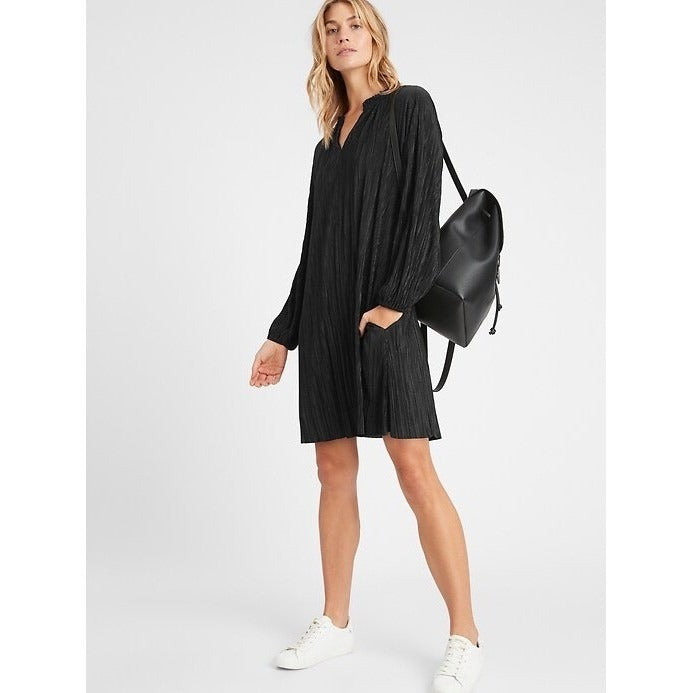 Banana Republic NWT Plisse Swing Dress in Black - Small